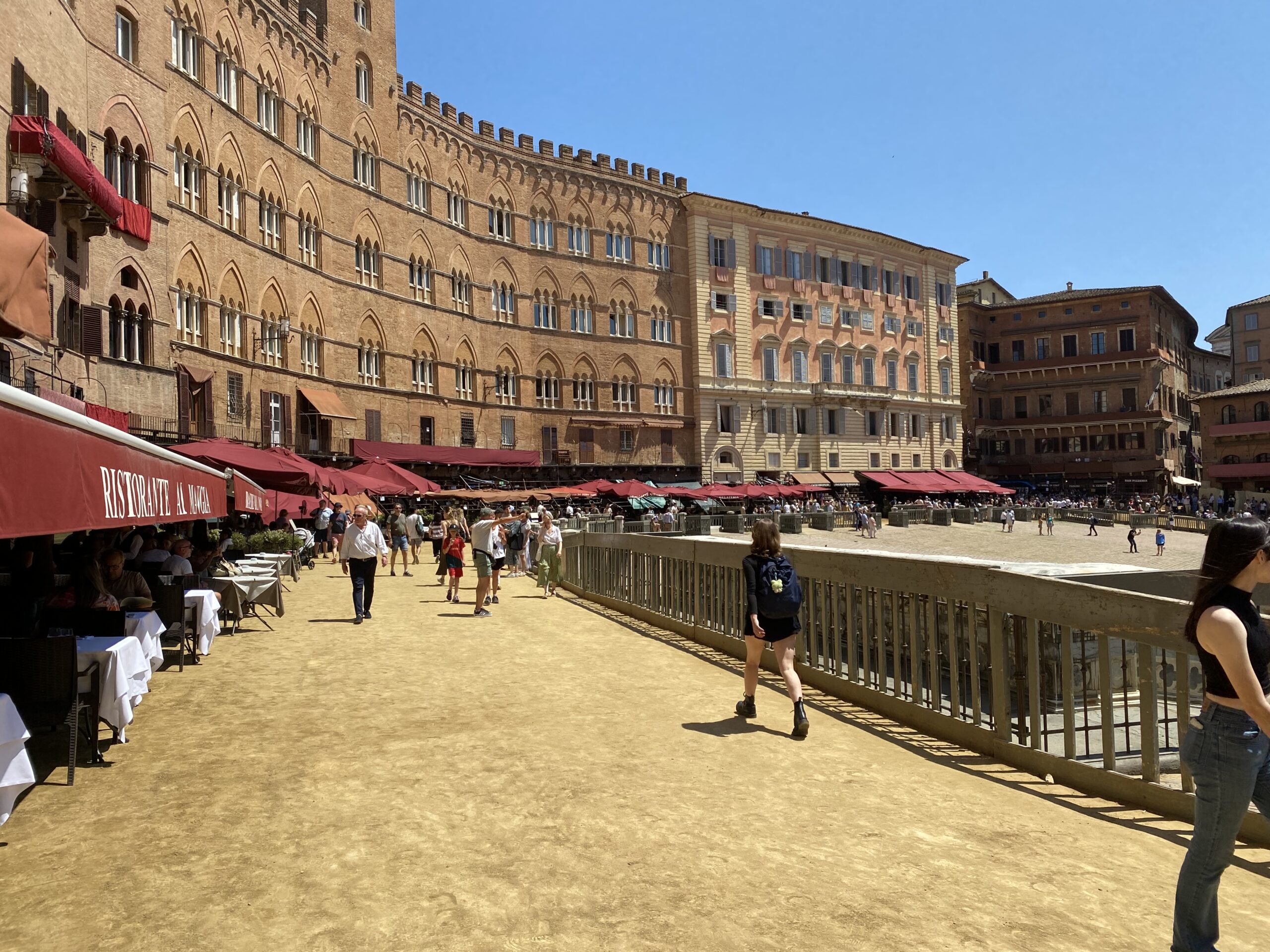 Palio de Siena entre tambores, bandeiras e tradição viva