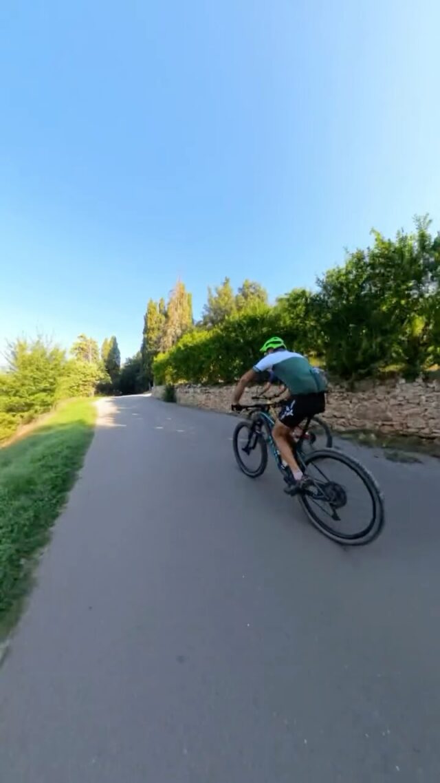 Domingo perfeito: amigos, estrada, risadas e aquela chegada triunfal em Castellina in Chianti!

A Toscana é linda, mas de bike fica ainda melhor! Entre em contato pelo whatsapp (link na bio) e conheça nossos tours.