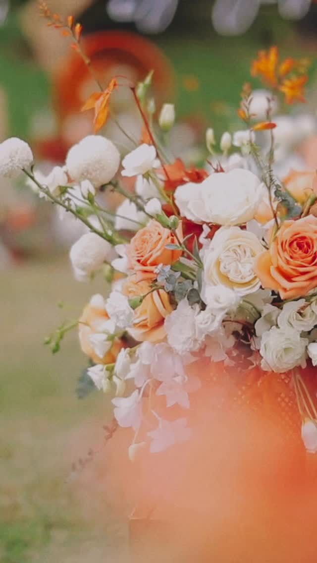 Na Toscana, a beleza se revela em silêncio.

A decoração floral acompanha esse instante: discreta, autêntica, essencial. 

É o encontro entre o cenário e o sentimento que torna tudo inesquecível.

O cenário perfeito já existe — nos chame no WhatsApp (link na bio) e descubra como torná-lo parte da sua história. 
____________________

#sentieri #weddinginstuscany #destinationwedding #floralwedding